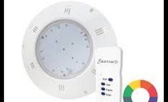 Projecteur LED SEAMAID RGB avec télecommande pour piscine coque - extra plat à installer sur prise balai 1"1/2